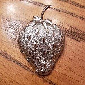 Sarah Coventry Silver Tone Strawberry Pin/Brooch 🍓